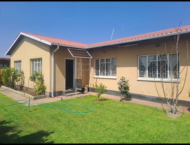 3 BEDROOM FREEHOLD FOR SALE IN RUSTENBURG NORTH